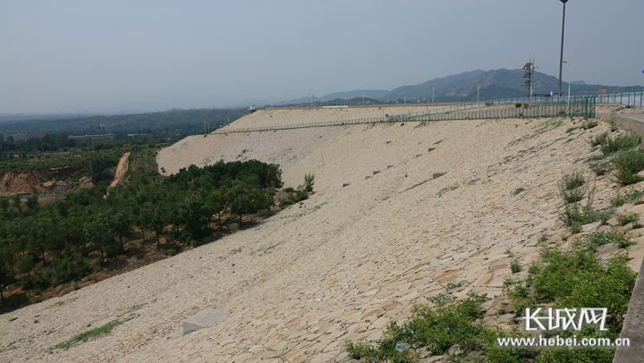 岗南水库除险加固后的大坝. 吴新光 摄