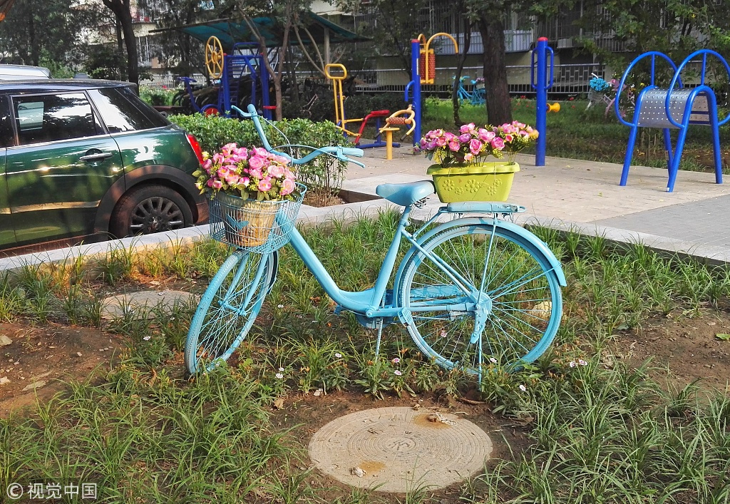 北京:"僵尸"自行车巧变社区五彩新景观