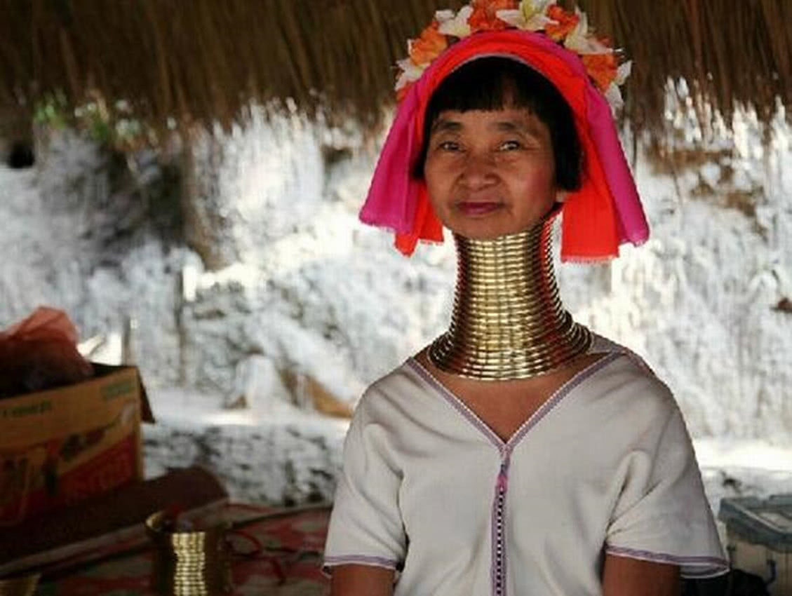 缅甸一族对长脖子异常迷恋,女性一生携带铜环,有三次机会摘下