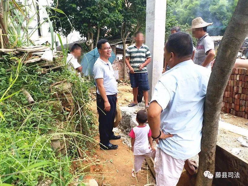 藤县这个村同姓名兄弟发生道路纠纷.