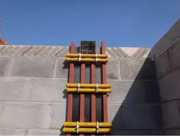 1构造柱模板应尽量选择较新模板使用,加固用螺杆应在混凝土中穿过,与