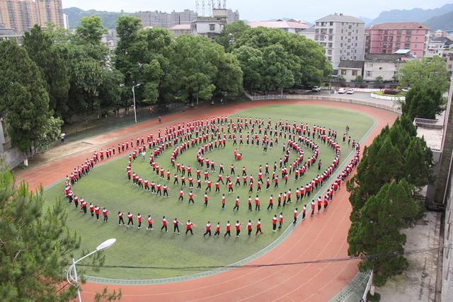 砥砺奋进高歌沃土满园桃李湘西州第二民族中学特色发展之路