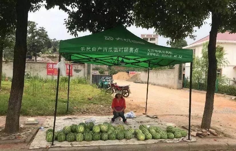 此外,西瓜摊位在销售过程中,也可能引起垃圾乱扔,影响交通等情况,该