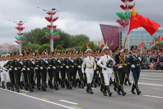 应白俄罗斯国防部邀请,中国人民解放军仪仗队首次参加这一阅兵式.