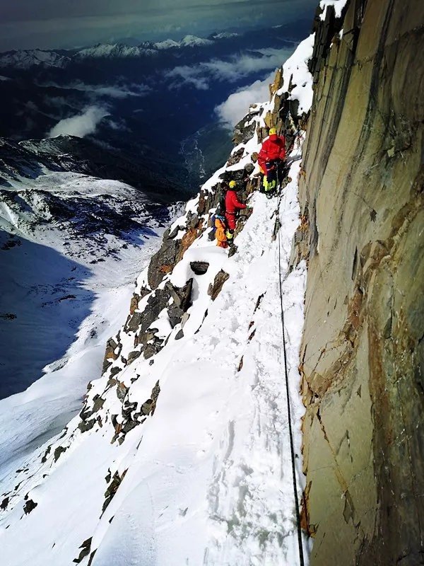 安徽雪山攀登计划-成功登顶5355米四姑娘三峰