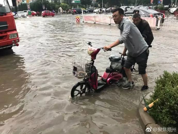 暖心!大雨过后,朔州这个善良的背影谁认识?