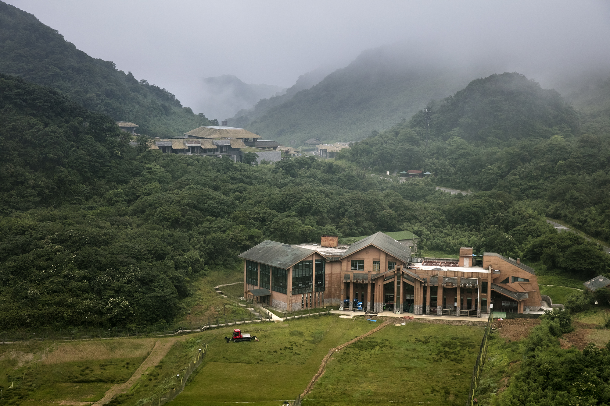 住在金佛山两江假日酒店,我尤爱穿过金佛山独有的方竹林,或从穿过高山