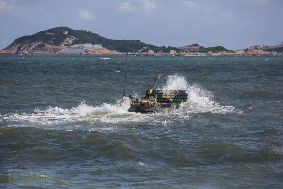 军事 正文 近日,南海某海域风急浪高,陆军第74集团军某合成旅进行两栖