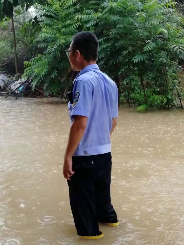 进入谭建庄,由于村里地势较低,雨水全部流到主道上,穿着雨靴的陈站东