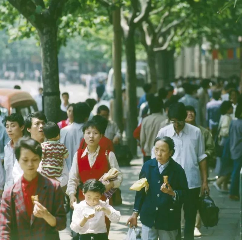 1987年,上海街头.不同年龄段的妇女穿着呈现不同的风格