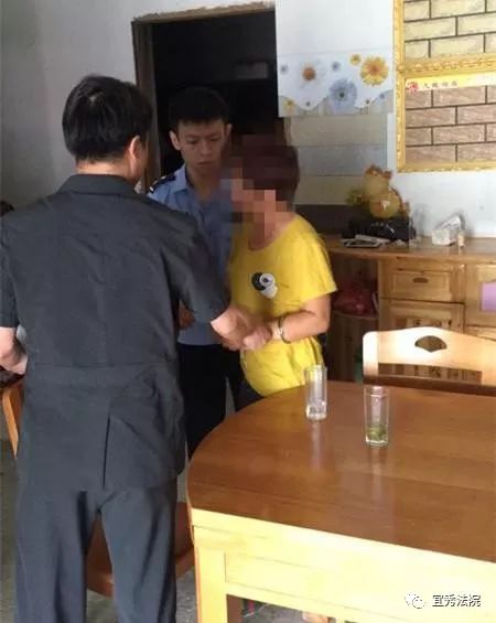 宜秀法院猎赖不分男女女老赖照样上手铐