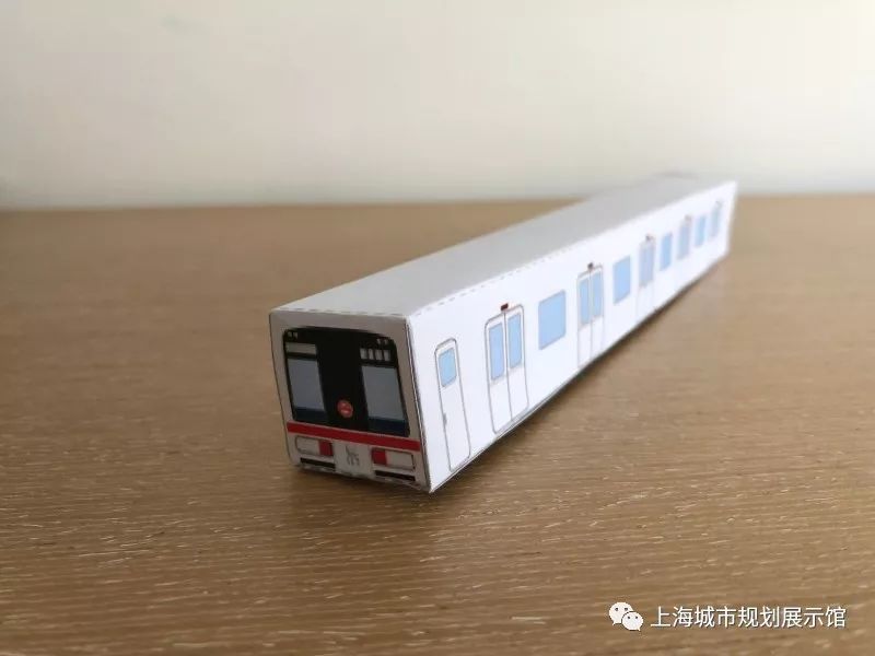 上海地铁,不但承载了全市35%的公共交通出行客流量,也承载了许多人与