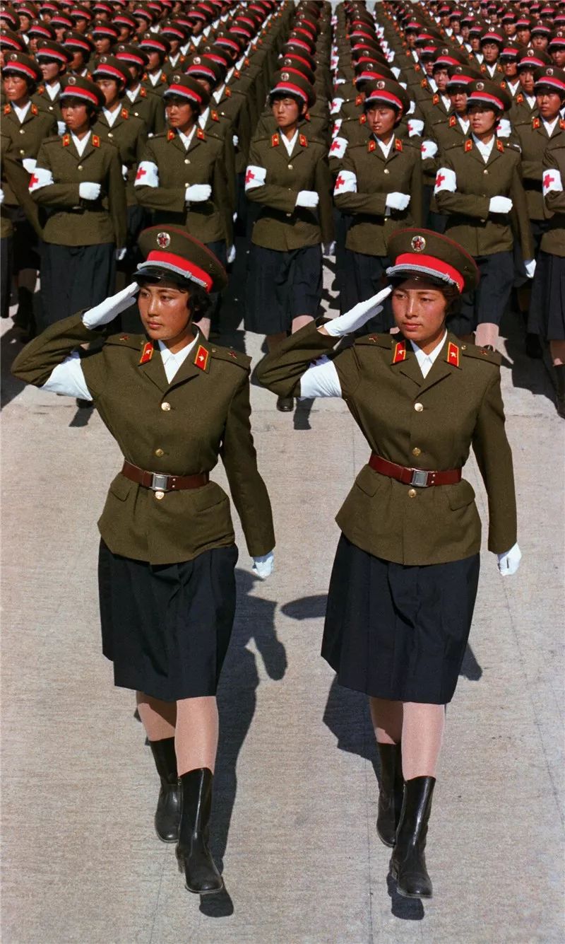 潇洒女兵 1984年,参加国庆35周年国庆阅兵的女兵方队.王建民 摄