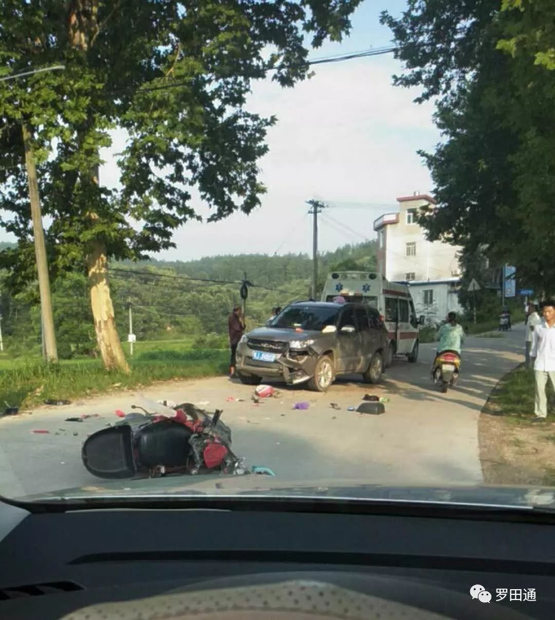 7月4日罗田至麻城卢家河公路段发生一起车祸,一辆罗田至麻城线路客车