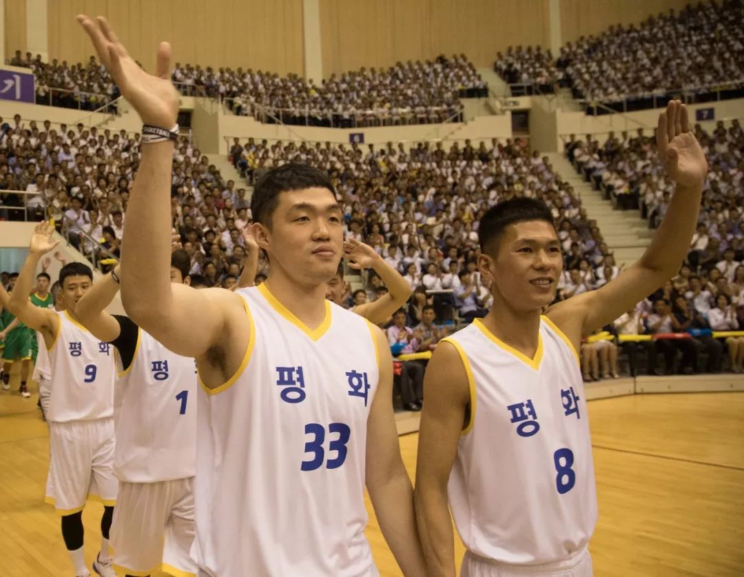 将球投进后,朝韩运动员互相击掌祝贺,韩国解说员还用朝鲜的篮球用语