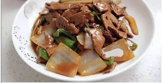 材料:猪肝,洋葱,大葱,姜,淀粉,料酒,生抽,白糖,食盐.