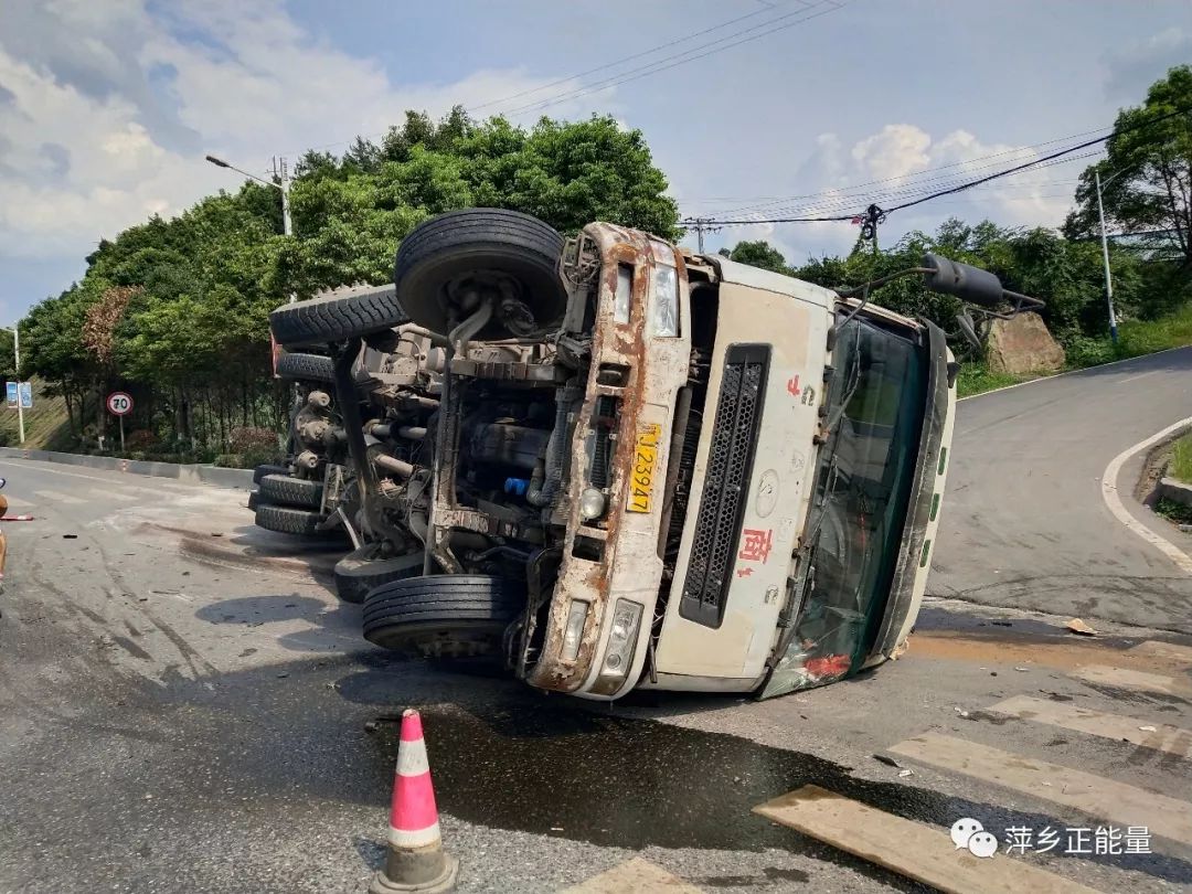 萍乡再现"最美"一刻,当曙光救援队路遇车祸现场