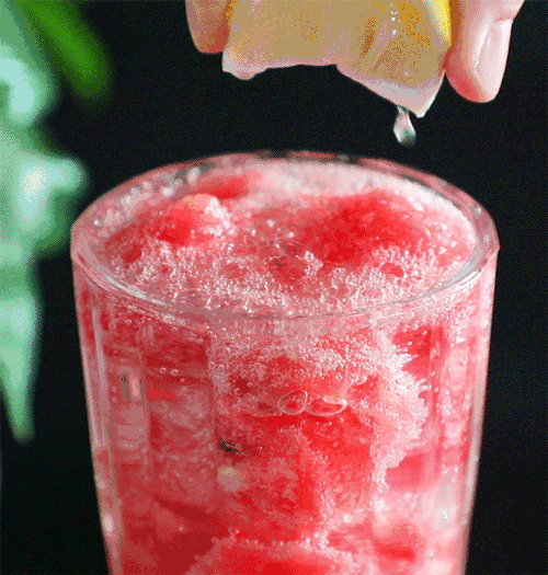 点评:简单到爆的的西瓜汽水,用这样一杯冰冰凉凉的饮品