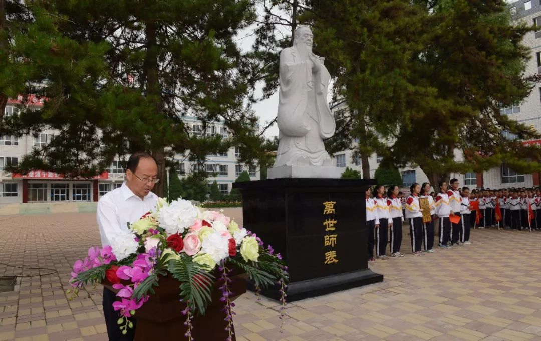 临夏市中学孔子像落成揭幕仪式隆重举行