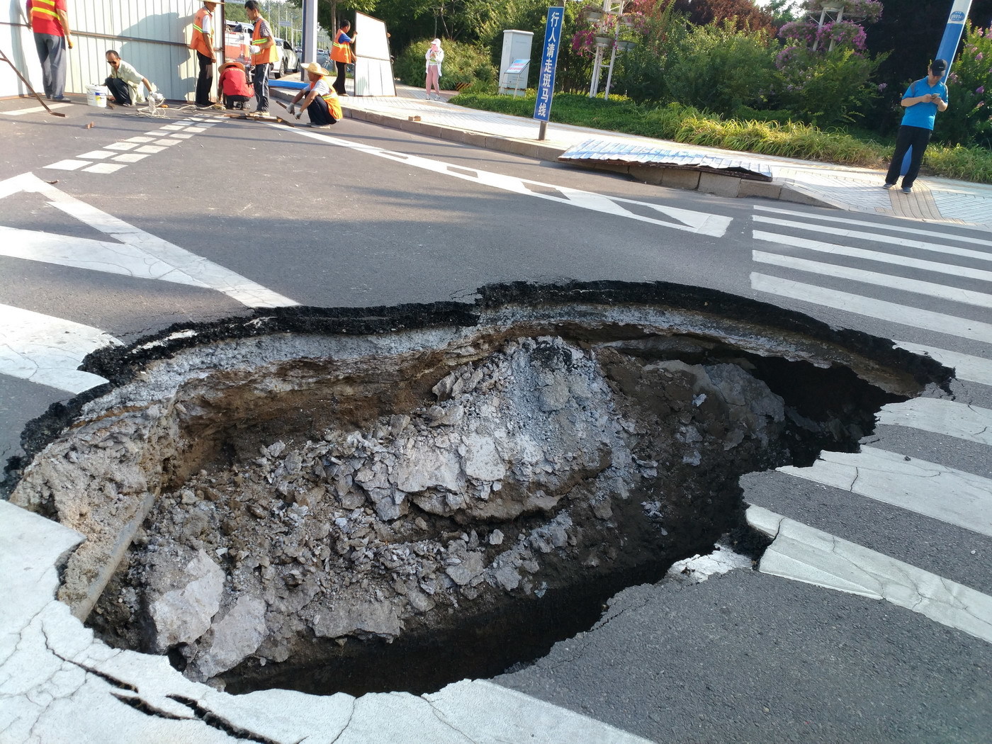 图为7月6日,山东滨州黄河五路,街头路面突然塌陷,出现深达两米黑洞.