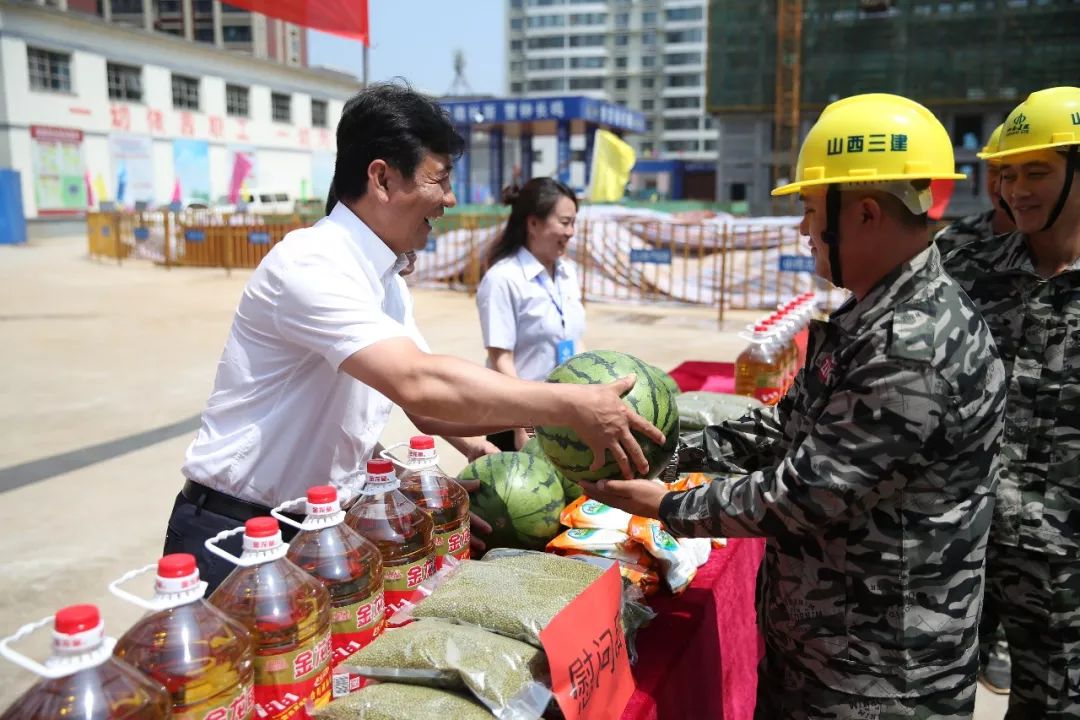 集团工会主席温刚慰问高温一线职工