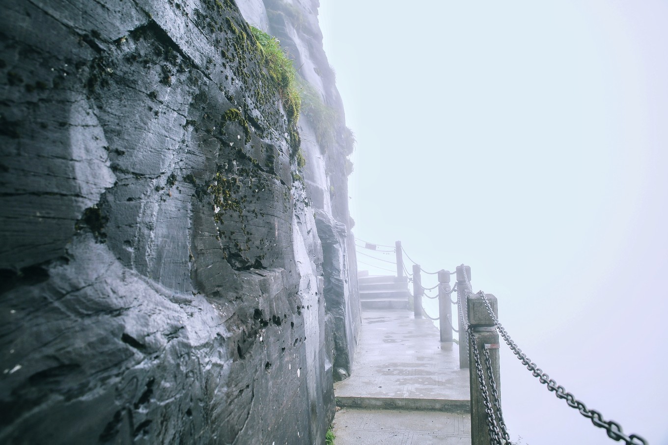 云雾越来越大,沿着悬崖峭壁而建的山道,在云雾中看不到尽头.