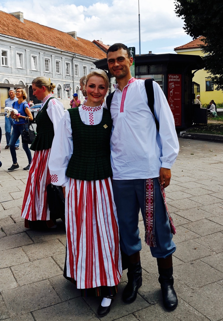 从黎明之门处走出来一拨拨的身穿立陶宛民族服饰的人们.
