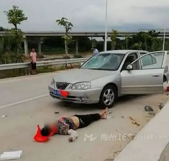 五华葵樟路段一女子被小车撞倒,当场.