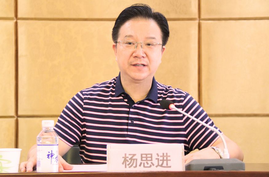 会上,院长杨思进为南方医科大学欧阳钧教授颁发了客座教授聘书.