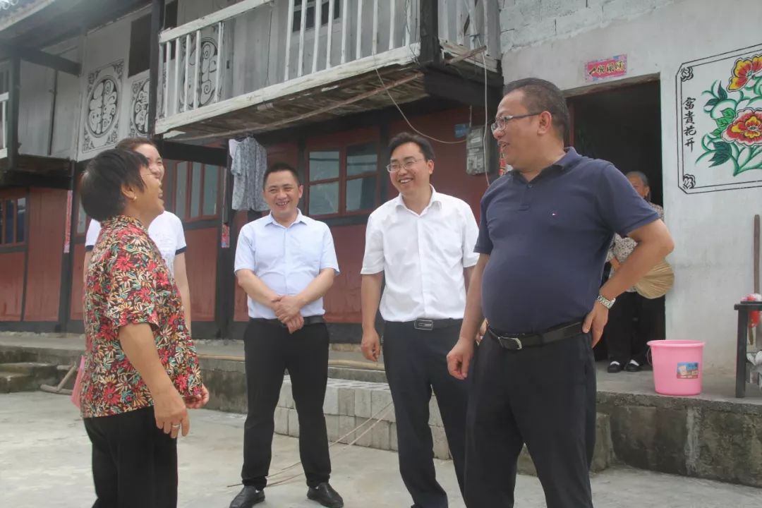 7月3日,县委书记刘云成深入香坝镇深度贫困村走访调研.