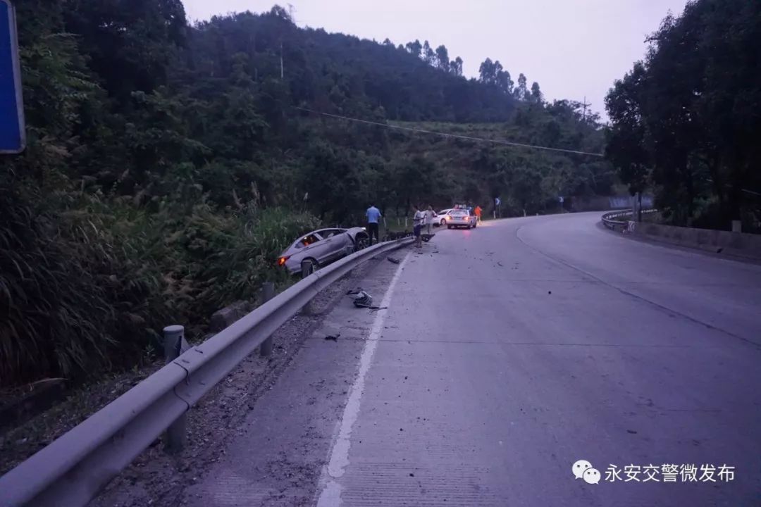 永安一车主疲劳驾车酿事故,车祸现场一片狼籍