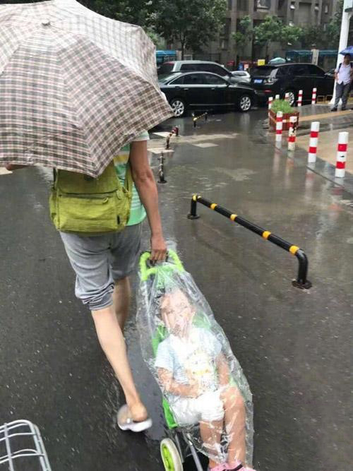 梅雨来临 盘点下雨天出行奇葩搞笑造型