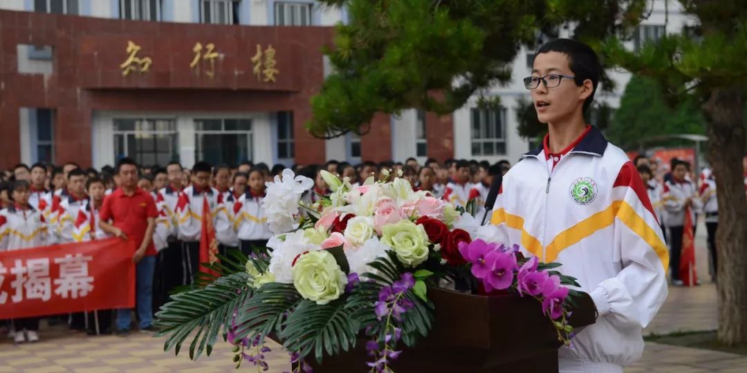 临夏市中学孔子像落成揭幕仪式隆重举行