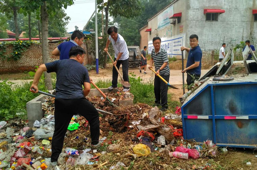 房书记连续三天带头参加农村清扫垃圾污水治理集中行动