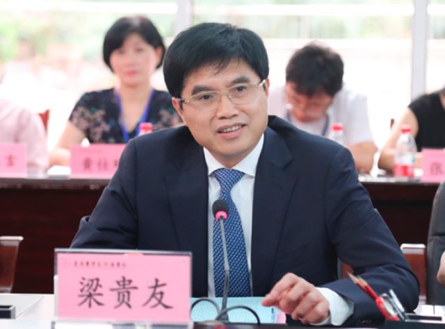 副主任杨慧,遵义医学院校长喻田,遵医附院院长梁贵友出席签约仪式并