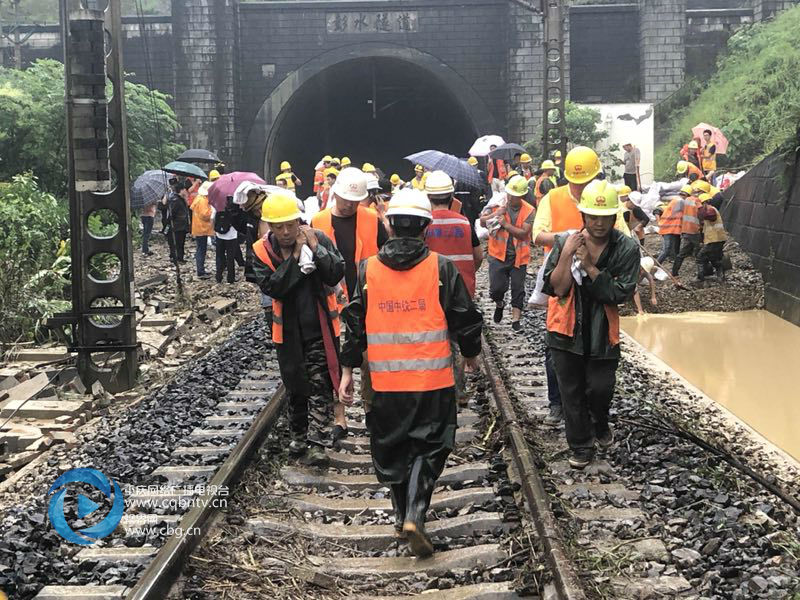 渝怀铁路彭水站至高谷站间发生水害 多趟列车运行受阻