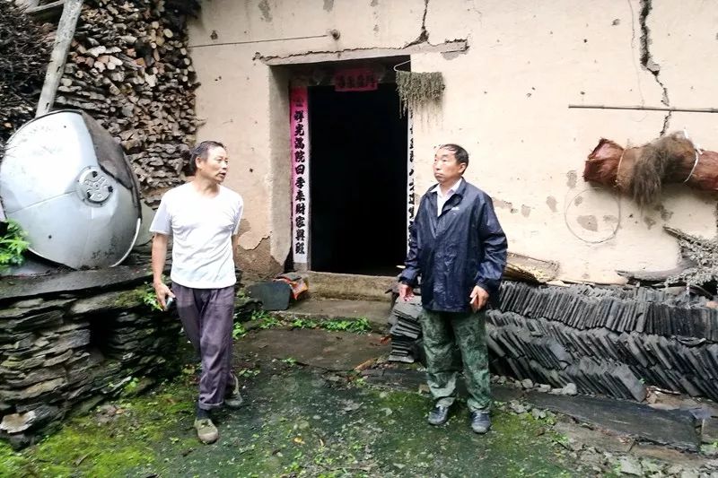 针对此次暴雨天气防御工作,仙河镇组织镇村组干部积极进组入户逐户