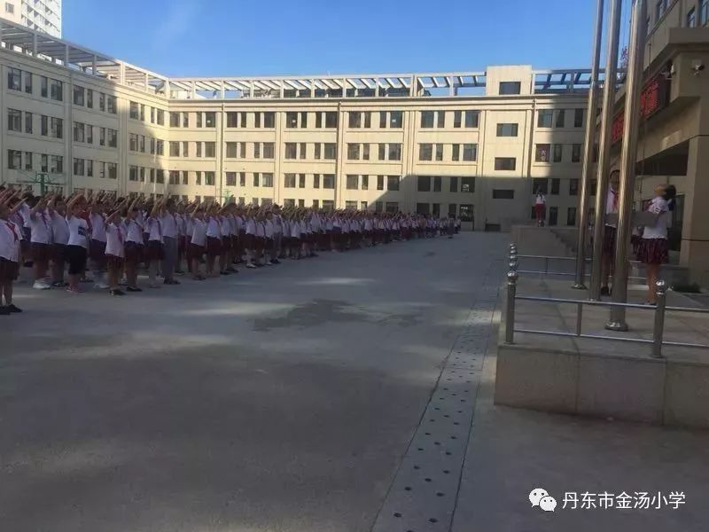 7月4日早,在金汤小学全体师生的见证下,六学年隆重举行了"感恩母校