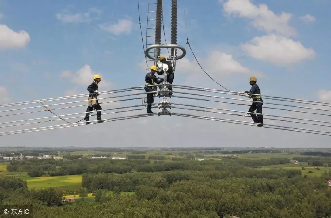 中国特高压电网工人100多米高空作业令人惊心动魄