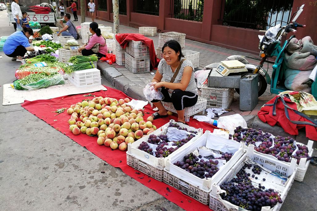 水果价格新低 鲜桃突破一元 葡萄2块5 摊贩低于进价出售减少损失