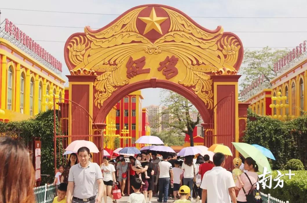 如今,前来红宫红场旅游观光和接受红色教育的游客络绎不绝,红色文化游