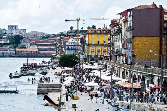 里贝拉广场(葡萄牙语:praa da ribeira)是葡萄牙波尔图的一个广场