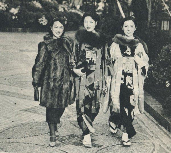 1937年的日本士兵骨灰手里捧贵妇悠闲街边游