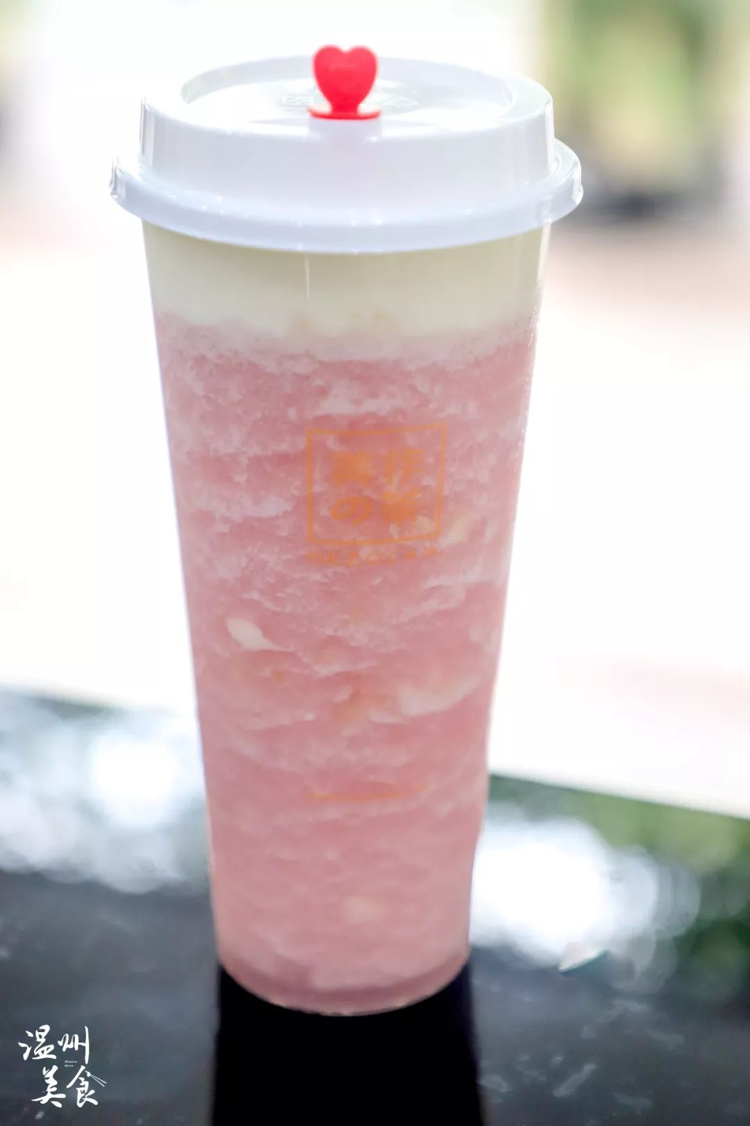 恋芒初雪 20元/杯采用汁多肉多甜度高的青芒,光是芒果就让你喝撑,果汁