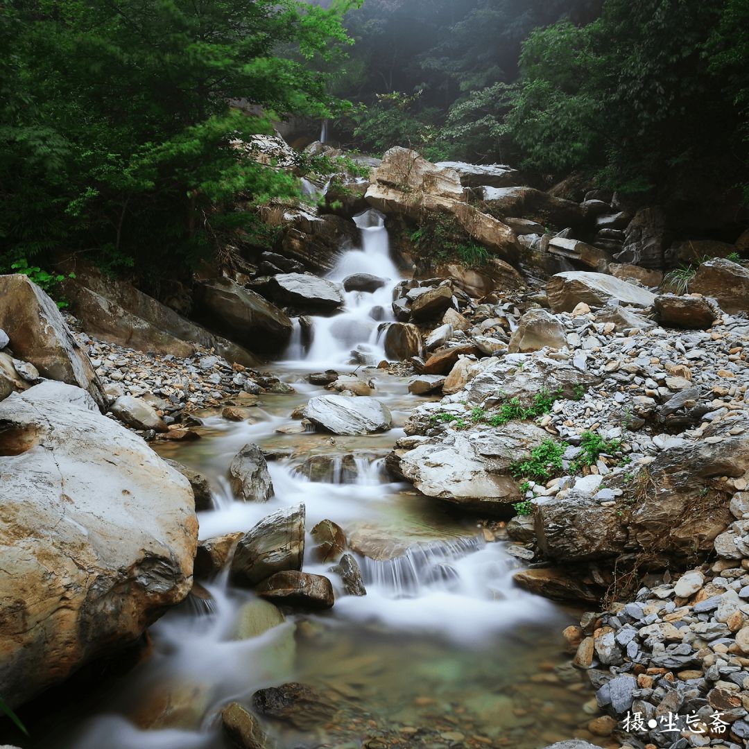 忽然听见山间有流水声,靠近发现小溪清澈如练,溪石温润如玉.