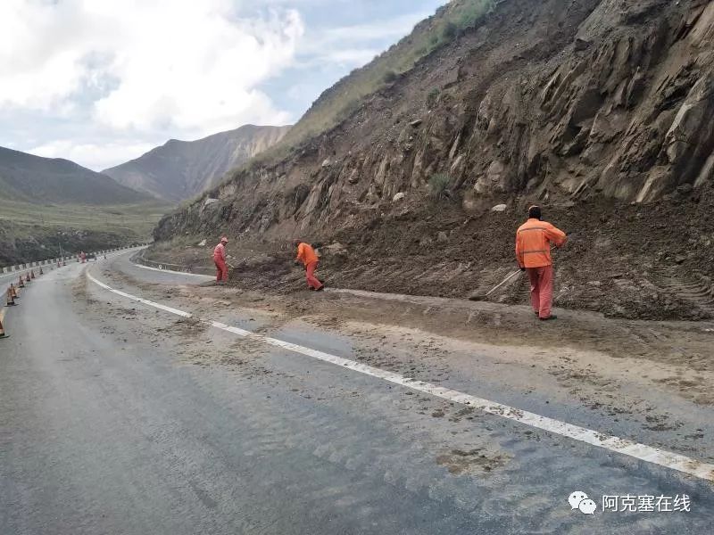 酒泉公路管理局紧急处置g215线一处山体滑坡