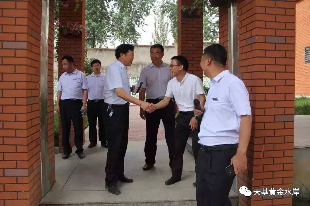 在蒙阴二小天基校区,校长李因军介绍了学校运行情况.