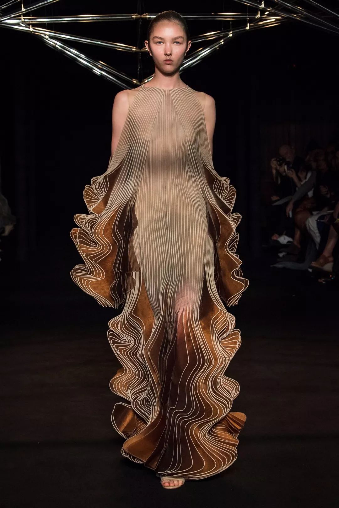 IRISVANHERPEN2018秋冬高级定制秀场