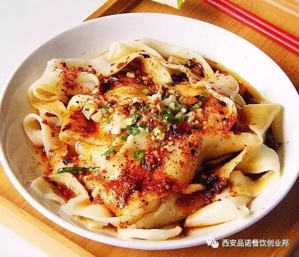 被白鹿原带火的这碗陕西油泼面,品诺餐饮来教你