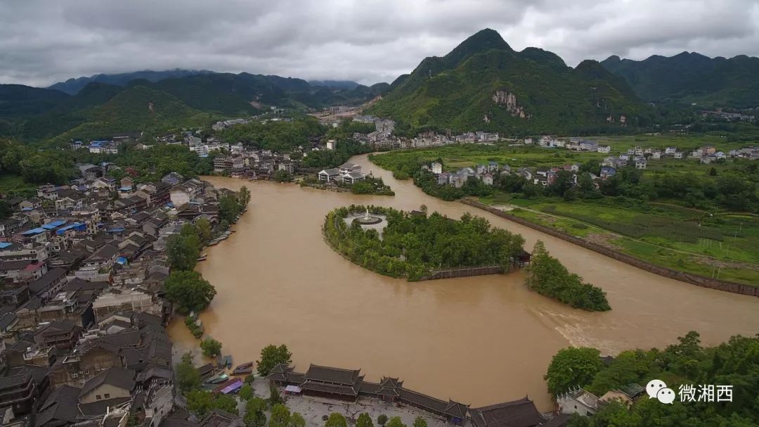 塌方导致高速北往南方向交通中断,目前已解除龙山收费站 水沙坪收费站